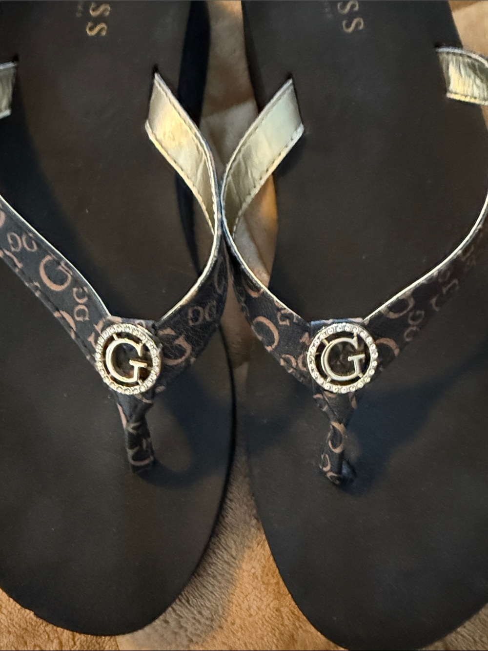 GUESS Black Logo-Print Thong Sandals with G Medallion - Picture 3 of 10